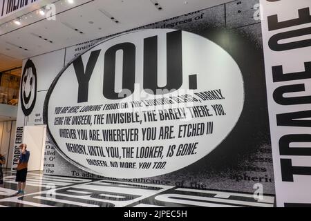 „Denkt an Euch. I Mean Me. I Mean You." Ausstellung von Barbara Kruger im Museum of Modern Art in New York City, USA 2022 Stockfoto