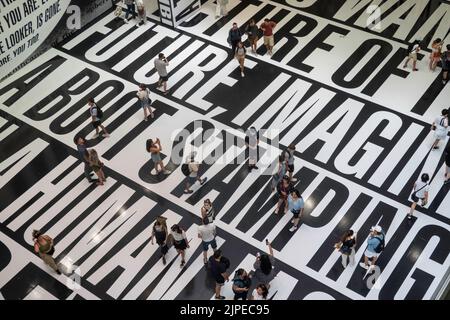 „Denkt an Euch. I Mean Me. I Mean You." Ausstellung von Barbara Kruger im Museum of Modern Art in New York City, USA 2022 Stockfoto