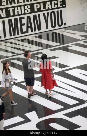 „Denkt an Euch. I Mean Me. I Mean You." Ausstellung von Barbara Kruger im Museum of Modern Art in New York City, USA 2022 Stockfoto