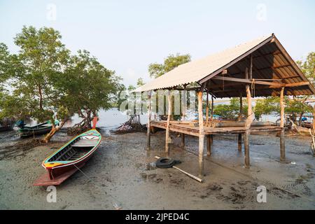 KOH LANTA, traditionelle Fischerboote Koh Lanta Stadt. Die Fischer bereiten sich auf die Fischerei vor. Leben in der traditionellen thailändischen Landschaft. Stockfoto