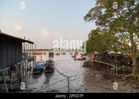 KOH LANTA, traditionelle Fischerboote Koh Lanta Stadt. Die Fischer bereiten sich auf die Fischerei vor. Leben in der traditionellen thailändischen Landschaft. Stockfoto