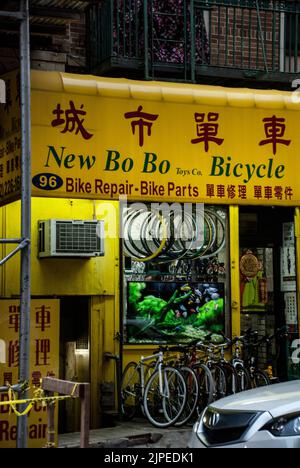 New Bo Bo Fahrradladen mit Aquarium im Fenster, Elizabeth Street, Little Italy, New York City, NY, USA Stockfoto