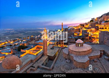 Blick über die Stadt Mardin in der Dämmerung, Türkei Stockfoto