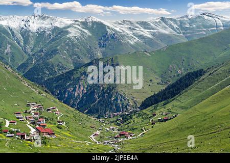 Blick über die Bergdörfer im Hochland der Stadt Uzungol in der Schwarzmeerregion der Türkei Stockfoto