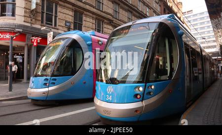 Birmingham England 8.. August 2022. Zwei U-Bahnen der West Midlands Metro nebeneinander vor dem Bahnhof Birmingham New Street ©GED Noonan/A Stockfoto