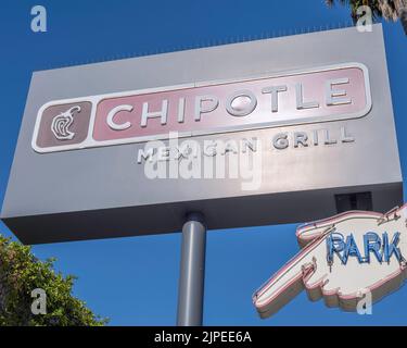 Los Angeles, CA, USA – 17. August 2022: Nahaufnahme eines Hinweisschildes für ein mexikanisches Grillrestaurant von Chipotle am Sunset Boulevard in Los Angeles, CA. Stockfoto