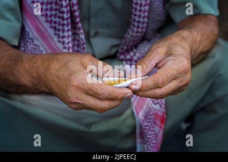 Handrollende Zigarette im Südosten der Türkei Stockfoto