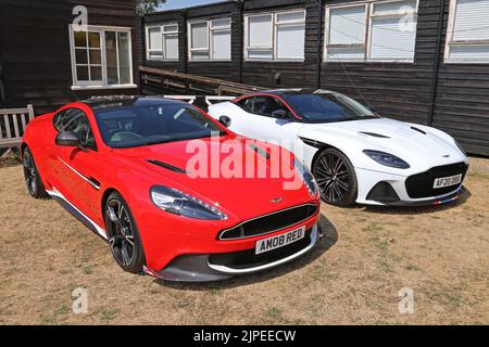 Aston Martin Vanquish S „Red Arrows“ und DBS „Concorde“, Aston Martin Heritage Day 2022, Brooklands Museum, Weybridge, Surrey, England, Großbritannien, Europa Stockfoto
