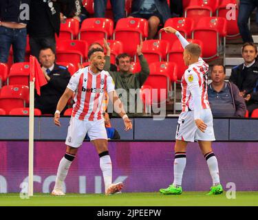 Jacob Brown 9 von Stoke City feiert den Torstand, um es 10 zu