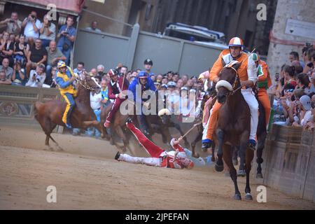Palio di Siena, Leocorno gewinnt. Triumph von Tittia. Der als Tittìa bekannte Jockey Giovanni Atzeni kam zu seinem vierten Sieg. 17. August 2022 Stockfoto