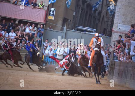 Palio di Siena, Leocorno gewinnt. Triumph von Tittia. Der als Tittìa bekannte Jockey Giovanni Atzeni kam zu seinem vierten Sieg. 17. August 2022 Stockfoto