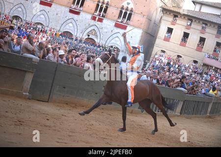 Palio di Siena, Leocorno gewinnt. Triumph von Tittia. Der als Tittìa bekannte Jockey Giovanni Atzeni kam zu seinem vierten Sieg. 17. August 2022 Stockfoto