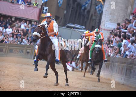 Palio di Siena, Leocorno gewinnt. Triumph von Tittia. Der als Tittìa bekannte Jockey Giovanni Atzeni kam zu seinem vierten Sieg. 17. August 2022 Stockfoto