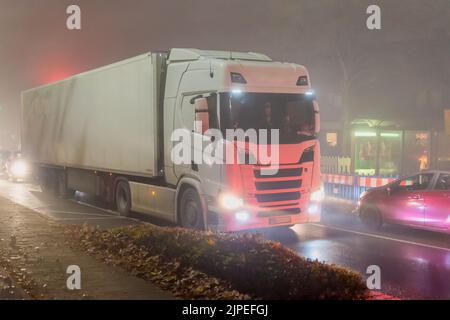LKW, Nebel, Straße, Scheinwerfer, LKW, LKW, Nebel, Straße, Straßen, Straßen, Suchscheinwerfer, Suchscheinwerfer, Scheinwerfer Stockfoto