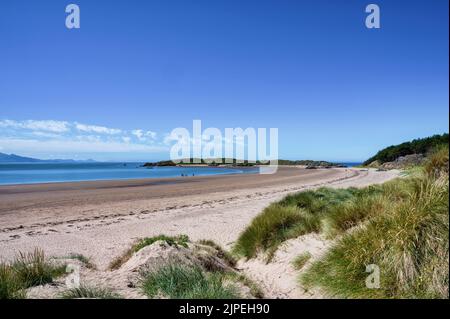 Newborough Beach, auch bekannt als Traeth Llanddwyn auf der Insel Anglesey in Nordwales Stockfoto