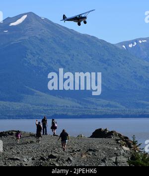 Beluga Point, Alaska, USA. 27.. Juli 2022. Beluga Point ist ein beliebter Aussichtspunkt für Touristen, südlich von Anchorage auf der Autobahn zwischen Anchorage und Seward, da ein kleines Flugzeug am Mittwoch, den 27. Juli 2022, über dem Flugzeug fliegt. (Bild: © Mark Hertzberg/ZUMA Press Wire) Stockfoto