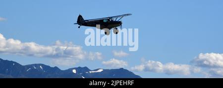 Beluga Point, Alaska, USA. 27.. Juli 2022. Beluga Point ist ein beliebter Aussichtspunkt für Touristen, südlich von Anchorage auf der Autobahn zwischen Anchorage und Seward, da ein kleines Flugzeug am Mittwoch, den 27. Juli 2022, über dem Flugzeug fliegt. (Bild: © Mark Hertzberg/ZUMA Press Wire) Stockfoto