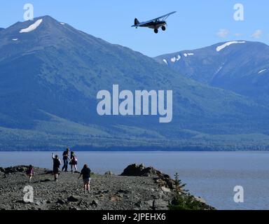 Beluga Point, Alaska, USA. 27.. Juli 2022. Beluga Point ist ein beliebter Aussichtspunkt für Touristen, südlich von Anchorage auf der Autobahn zwischen Anchorage und Seward, da ein kleines Flugzeug am Mittwoch, den 27. Juli 2022, über dem Flugzeug fliegt. (Bild: © Mark Hertzberg/ZUMA Press Wire) Stockfoto