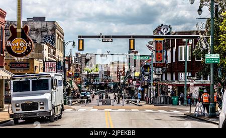 Die Beale Street ist tagsüber voll mit verschiedenen Cafés und Restaurants Stockfoto