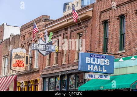 Eine Nahaufnahme des Banners der Blues Hall hängt an einer Wand Stockfoto