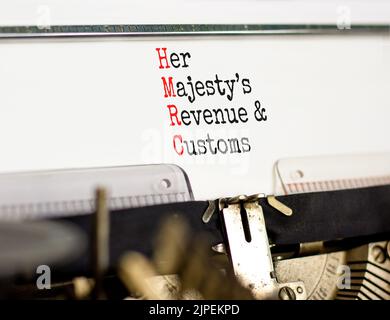 HMRC her majestys Einkommens- und Zollsymbol. Konzept Wörter HMRC her majestys Umsatz und Zoll auf der Retro alten Schreibmaschine eingegeben. Business HMRC Rev Stockfoto