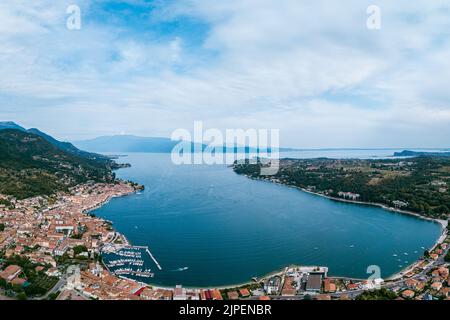 Italien, August 2022: Panoramablick auf Salò am Gardasee in der Provinz Brescia, Lombardei Stockfoto