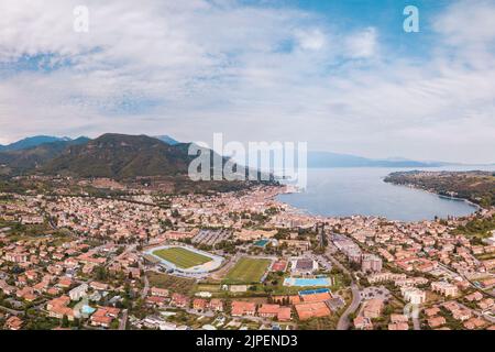 Italien, August 2022: Panoramablick auf Salò am Gardasee in der Provinz Brescia, Lombardei Stockfoto