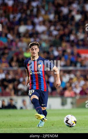 BARCELONA - AUG 13: Gavi in Aktion während des LaLiga-Spiels zwischen dem FC Barcelona und Rayo Vallecano am 13. August 2022 im Spotify Camp Nou Stadium Stockfoto