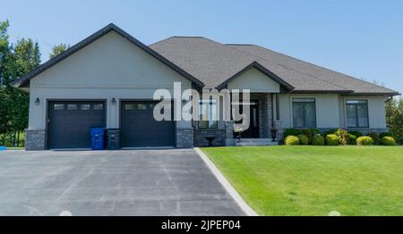 Luxushaus an einem sonnigen Sommertag in New Liskeard, Ontario Stockfoto
