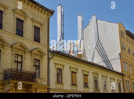 Straßen in Budapest mit Dachschornsteinhaufen, Ungarn, Ecke. Stockfoto