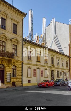 Straßen in Budapest mit Dachschornsteinhaufen, Ungarn, Ecke. Stockfoto