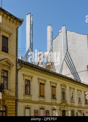 Straßen in Budapest mit Dachschornsteinhaufen, Ungarn, Ecke. Stockfoto