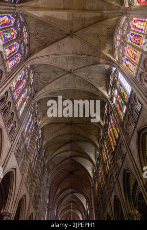 Gewölbtes Kirchenschiff und Buntglas der Basilika Saint-Denis aus dem 13.. Jahrhundert, Paris, Frankreich Stockfoto