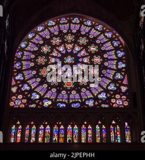 Buntglas von Rosé-Fenster des südlichen Querschiffs, 13. Jahrhundert, Basilika Saint-Denis, Paris, Frankreich Stockfoto