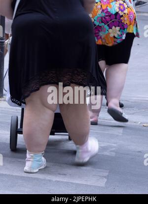 Nahaufnahme des unteren Teils adipöser Frauen in Paris, Frankreich Stockfoto