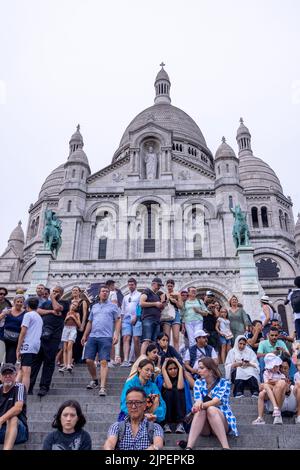 Touristenmassen besuchen die Basilika Sacré Coeur de Montmartre (Sacré-Coeur de Montmartre), Paris, Frankreich Stockfoto