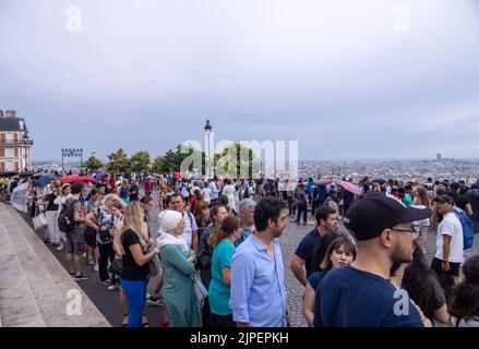 Massen von Touristen, die Schlange stehen, um die Basilika Sacré Coeur de Montmartre (Sacré-Coeur de Montmartre), Paris, Frankreich, zu besuchen Stockfoto