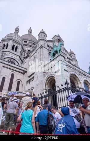 Touristenmassen besuchen die Basilika Sacré Coeur de Montmartre (Sacré-Coeur de Montmartre), Paris, Frankreich Stockfoto