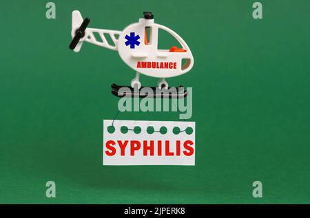 Medizinisches Konzept. Auf einer grünen Fläche, ein Rettungshubschrauber mit einem Schild - Syphilis Stockfoto