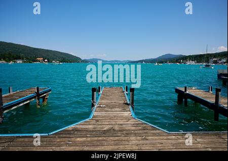 Velden, Kärnten, Österreich - 25. Juli 2022: Blick vom kleinen Dorf Velden auf den Wörthersee in Österreich Stockfoto