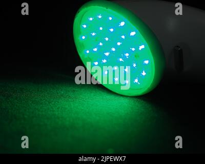 Infrarot-Licht-Geräte zur Anti-Aging-Behandlung und zur Behandlung von Schmerzen durch Krankheiten wie Lupus, Arthritis, Fibromyalgie usw. sowie Verletzungen und Muskeln Stockfoto