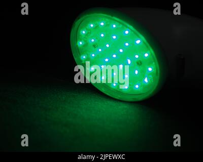Infrarot-Licht-Geräte zur Anti-Aging-Behandlung und zur Behandlung von Schmerzen durch Krankheiten wie Lupus, Arthritis, Fibromyalgie usw. sowie Verletzungen und Muskeln Stockfoto
