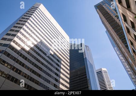 Blick aus der Nähe auf hohe Wolkenkratzer in der Innenstadt Stockfoto