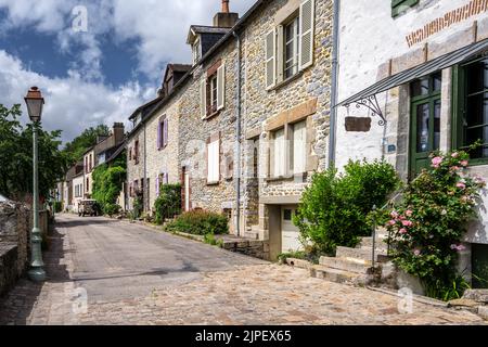 FRESNAY-SUR-SARTHE, FRANKREICH - 27.. MAI 2022: Straße im Stadtteil bourgneuf an einem sonnigen Frühlingsnachmittag, Sarthe, Pays de Loire Stockfoto