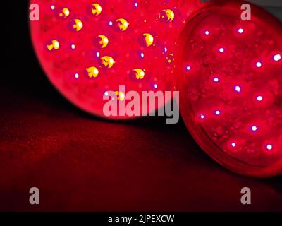 Infrarot-Licht-Geräte zur Anti-Aging-Behandlung und zur Behandlung von Schmerzen durch Krankheiten wie Lupus, Arthritis, Fibromyalgie usw. sowie Verletzungen und Muskeln Stockfoto