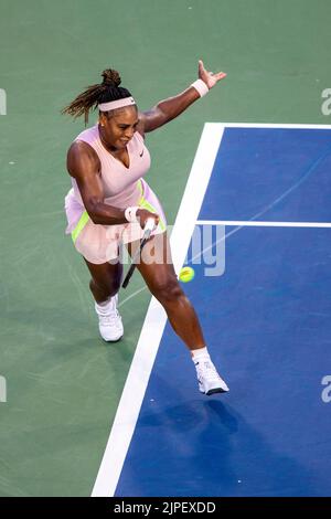 Mason, Ohio, USA. 16. August 2022. Serena Williams spielt den Ball gegen die Gegnerin Emma Raducanu während des Western und Southern Open Tennisturniers. (Bild: © Wally Nell/ZUMA Press Wire) Stockfoto