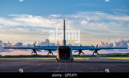 Ein C-130J Super Hercules, der dem 36. Airlift Squadron zugewiesen wurde, wartet auf die Kraftstoffabladung am Flughafen Iwo Jima, Japan, 4. August 2022. Die Flieger der 374. Logistics Readiness Squadron und 36. AS haben auf einer Betankungsmission nach Iwo Jima agile Combat Employment Concepts durchgeführt. (USA Foto der Luftwaffe von Staff Sgt. Jessica Avallone) Stockfoto