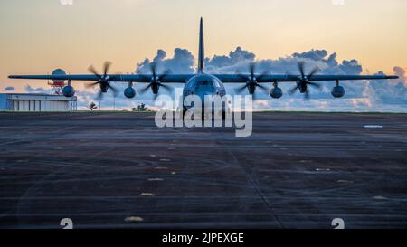 Ein C-130J Super Hercules, der dem 36. Airlift Squadron zugewiesen wurde, sitzt während einer Treibstoffabladung am Flughafen Iwo Jima, Japan, am 4. August 2022 auf einer Fluglinie. Die Flieger der 374. Logistics Readiness Squadron und 36. AS haben auf einer Betankungsmission nach Iwo Jima agile Combat Employment Concepts durchgeführt. (USA Foto der Luftwaffe von Staff Sgt. Jessica Avallone) Stockfoto