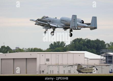 Ein A-10 Thunderbolt II vom 107. Fighter Squadron des 127. Wing kehrt von einem Trainingsflug zur Selfridge Air National Guard Base, Michigan, zurück. Im Hintergrund sehen Sie einen CH-47 Chinook aus der Abteilung 1, Bravo Company 3-328. Aviation Regiment, Michigan Army National Guard. Zusammen mit dem 127.-Flügel ist die Selfridge Air National Guard Base die Heimat von Armee, Marine, Marine Corp, Küstenwache, Heimatschutzministerium und Dutzenden von Mietereinheiten, was die Installation zu einem Verteidigungszentrum für den Staat und die Nation macht. Stockfoto