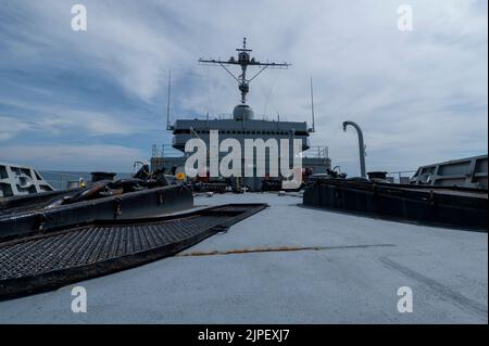 SUBIC BAY, Philippinen (Aug 13, 2022) - das U-Boot-Tender USS Frank Cable (AS 40) der Emory S. Land-Klasse durchsetzt das philippinische Meer auf dem Weg nach Subic Bay, Philippinen, 13. August 2022. Frank Cable ist derzeit auf Patrouille und führt Expeditions- und Logistikarbeiten im 7.-Flottenbereich durch, um einen freien und offenen Indo-Pacific zu unterstützen. (USA Navy Foto von Mass Communication Specialist 1. Class Charlotte C. Oliver) Stockfoto